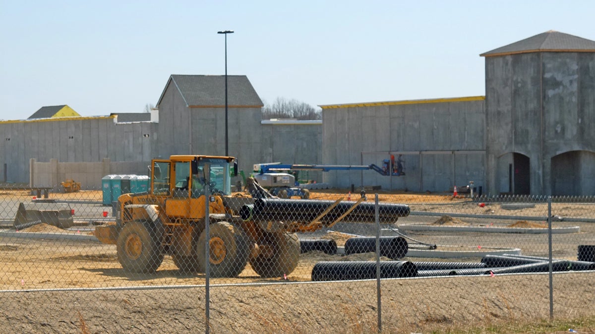 20150406 tracktor near outlet 1200