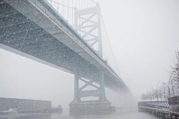  Wintry weather blankets the Benjamin Franklin Bridge and Race Street Pier in Philadelphia, March 5, 2015. Lindsay Lazarski/WHYY) 