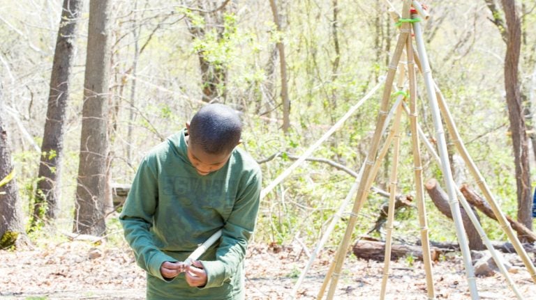  A child uses Stick-lets to build an outdoor structure. (Photo courtesy of Christina Kazakia) 