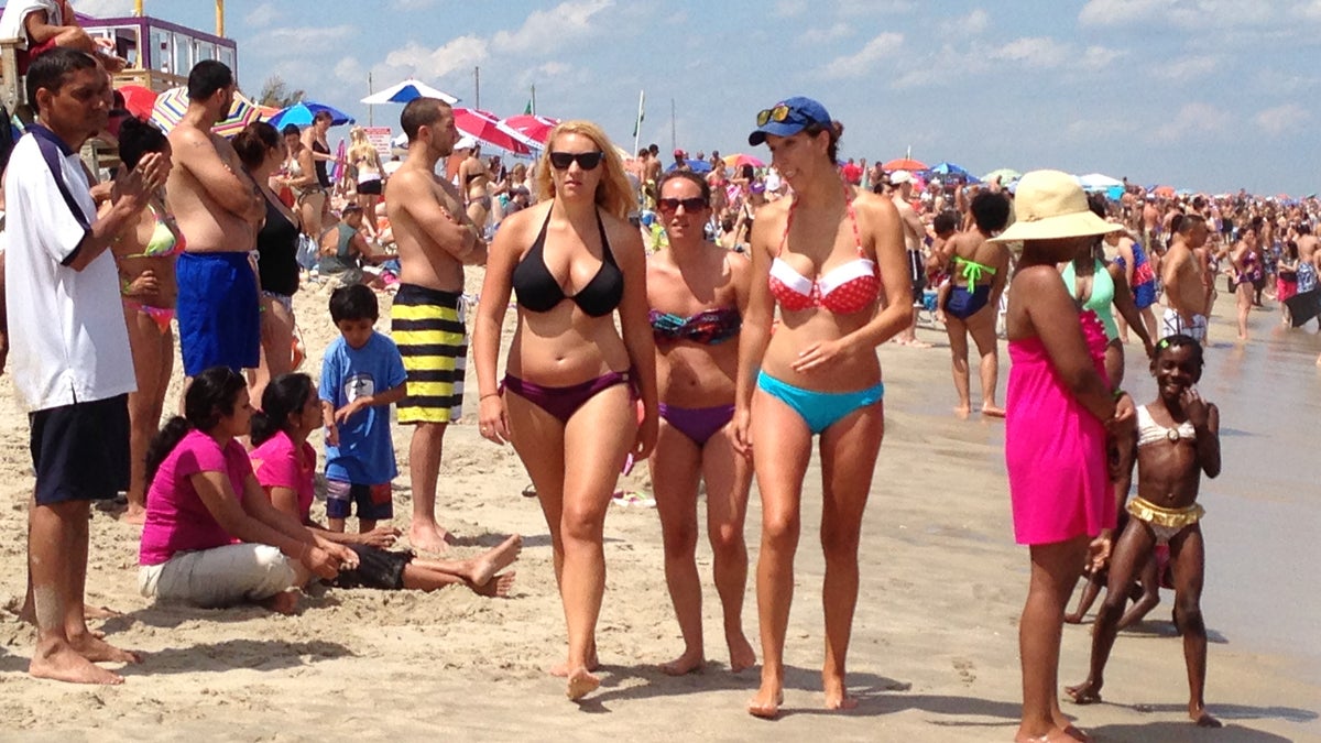 Its beach beach beach. Smoking women Beach. Women smoking on Beach. Kin AP пляж. Girl smoking Beach.