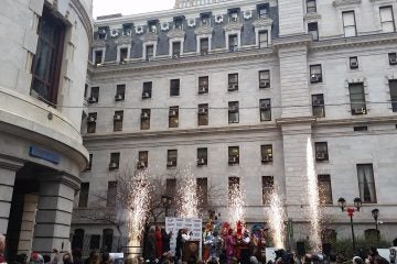  Daytime fireworks as part of the New Year's Eve announcement. (Tm MacDonald/WHYY) 