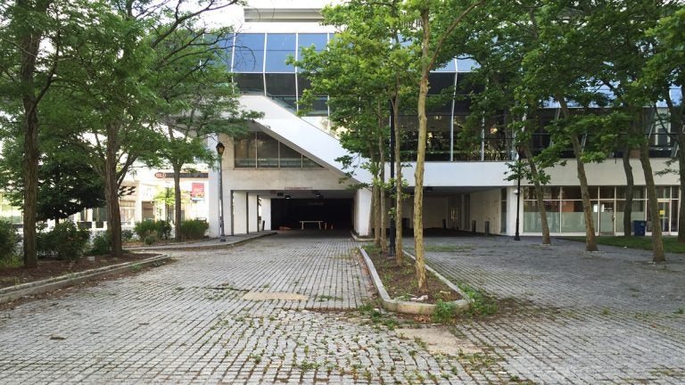20150709-trumpe-plaza-weeds-1200 Weeds are now appearing in the driveway of the Trump Plaza parking garage. (Alan Tu/WHYY)
