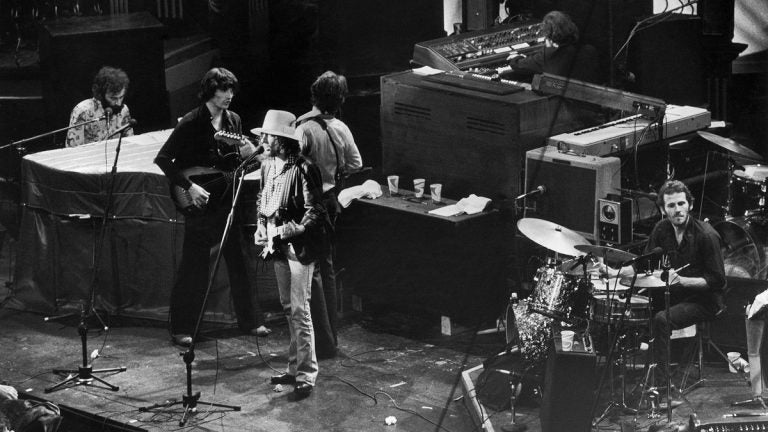  Bob Dylan sings with The Band at Winterland Auditorium in San Francisco, Nov. 26, 1976. (AP Photo/John Storey) 
