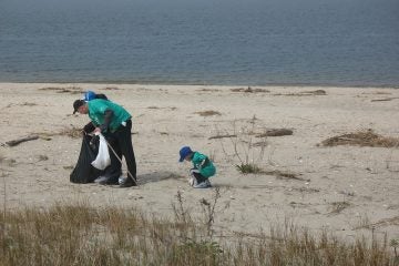 Cleaning up Sandy Hook at the Spring 2012 Beach Sweeps. (Photo: Comcastdreambig via Flickr)  