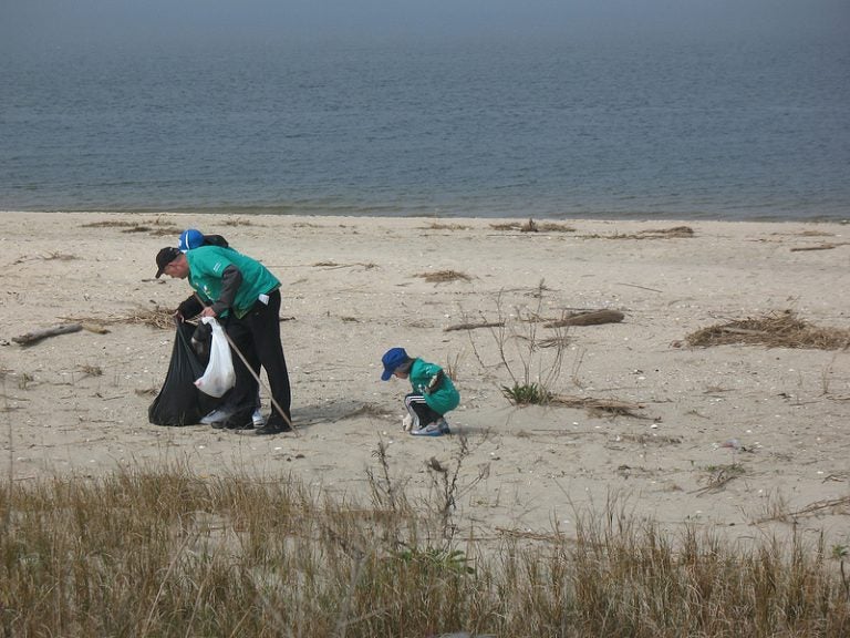  Cleaning up Sandy Hook at the Spring 2012 Beach Sweeps. (Photo: Comcastdreambig via Flickr)  