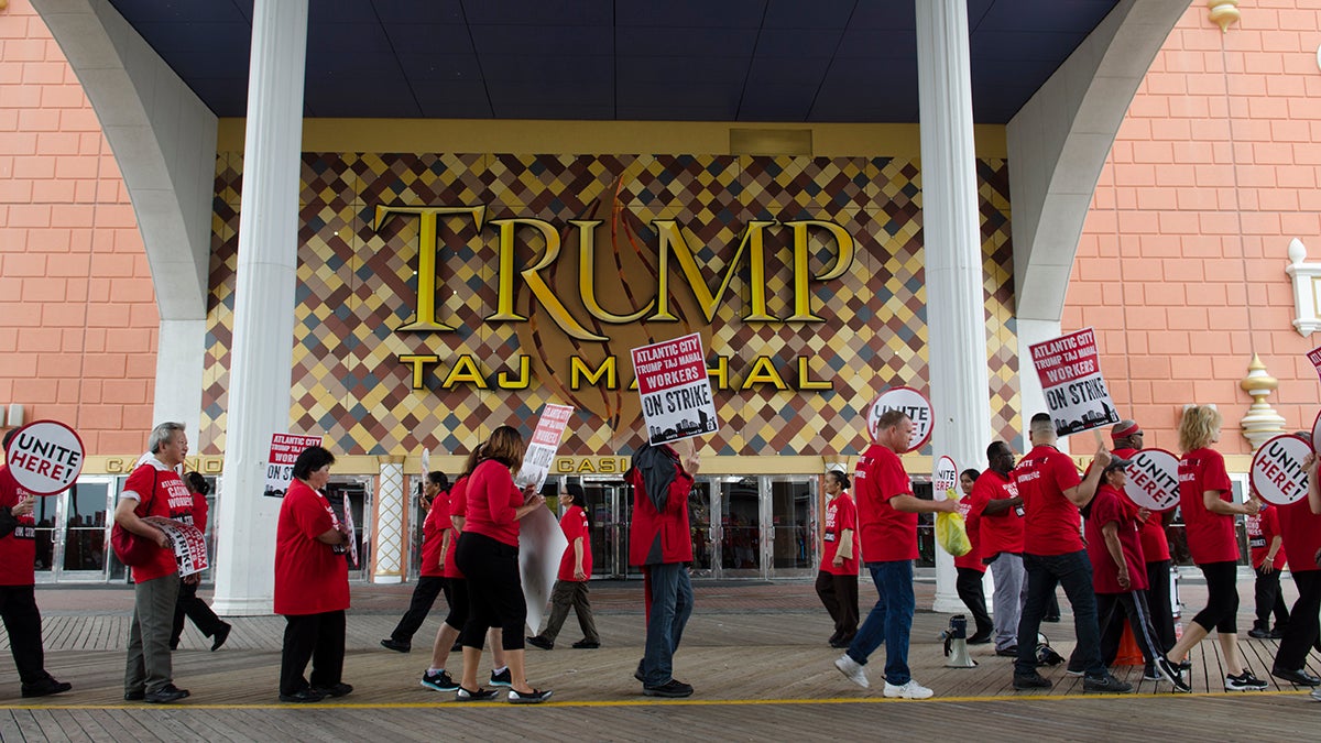 Atlantic City Unite Here Local 54 union members walk the picket line in front of the Trump Taj Mahal. (Anthony Smedile for NewsWorks)