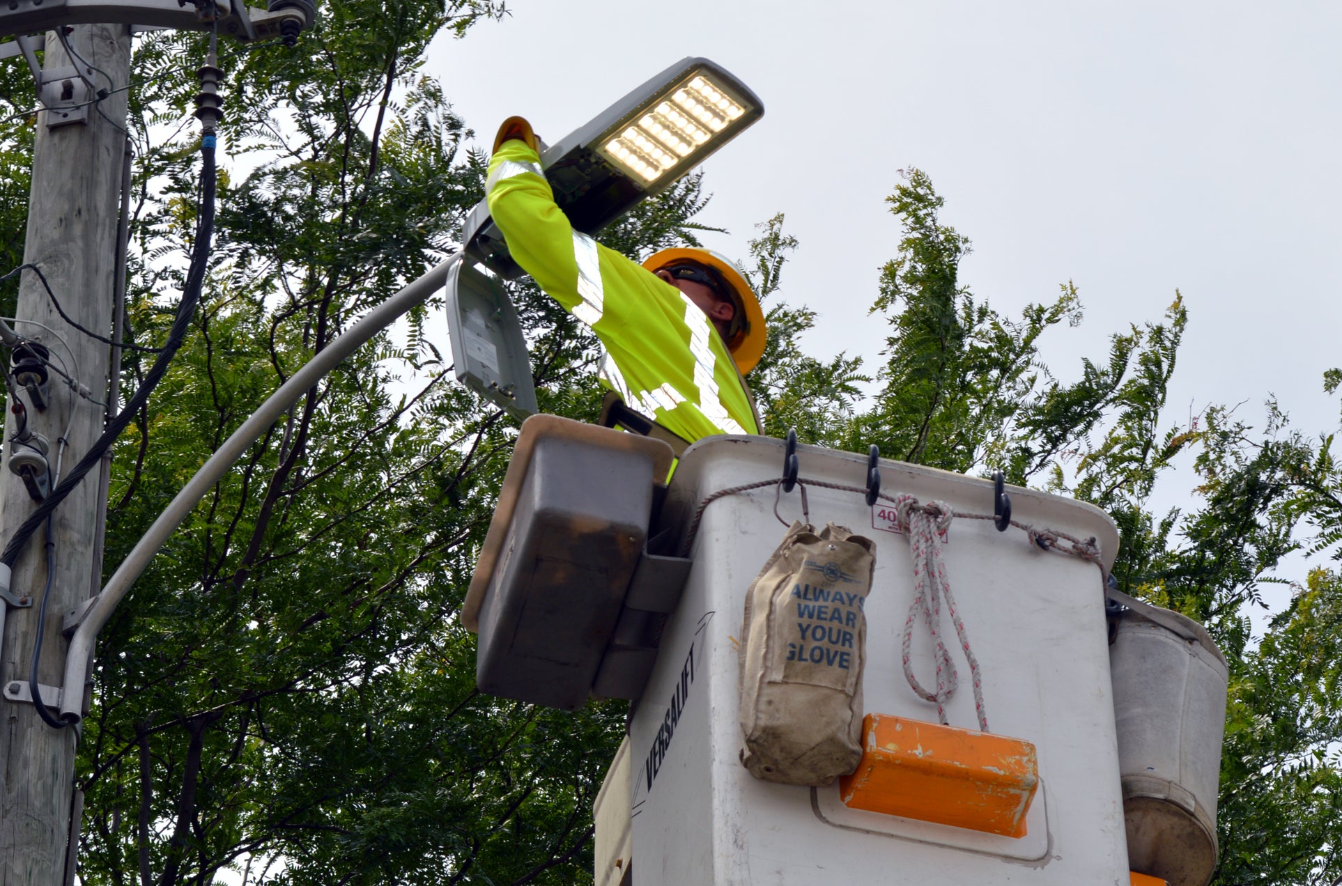  Atlantic City Electric's Sean Smith installs LED lighting in Sicklerville, New Jersey. (Atlantic City Electric photo) 