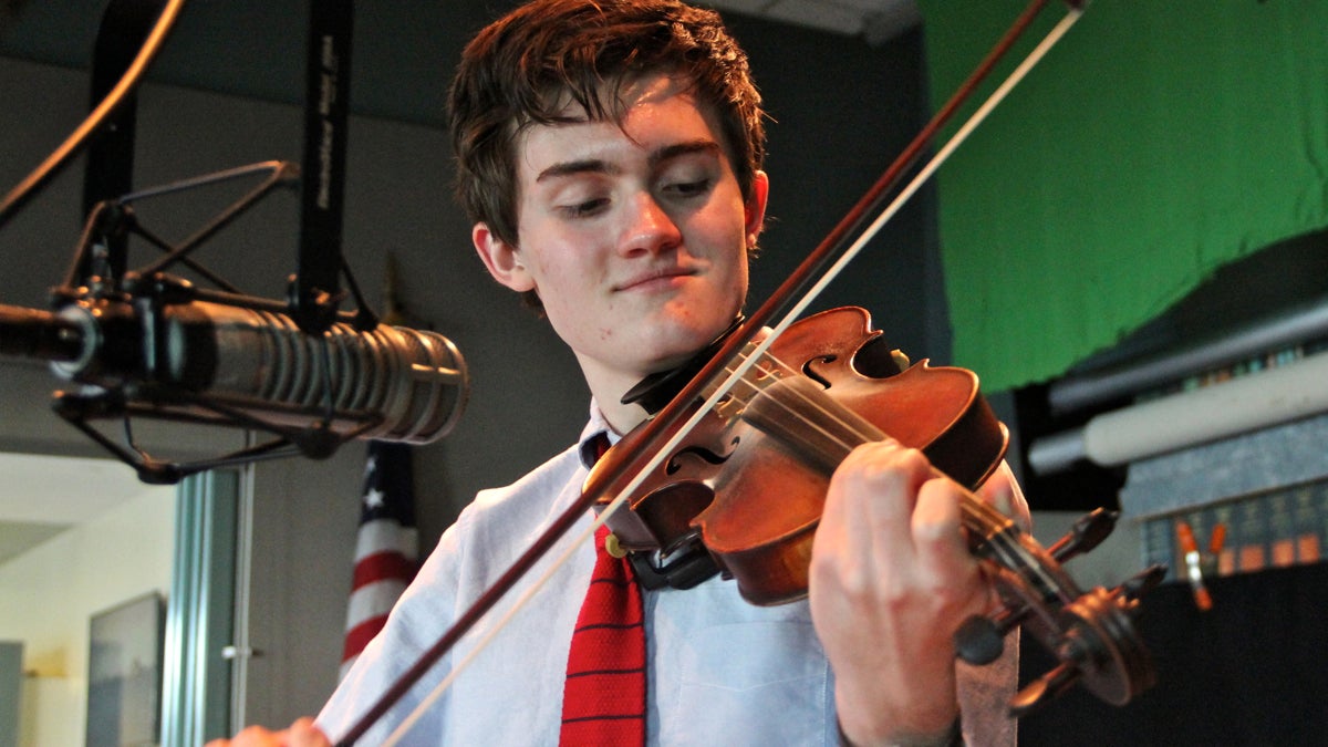 Alex Weir plays the fiddle during an interview with WHYY's Dave Heller. (Emma Lee/WHYY)