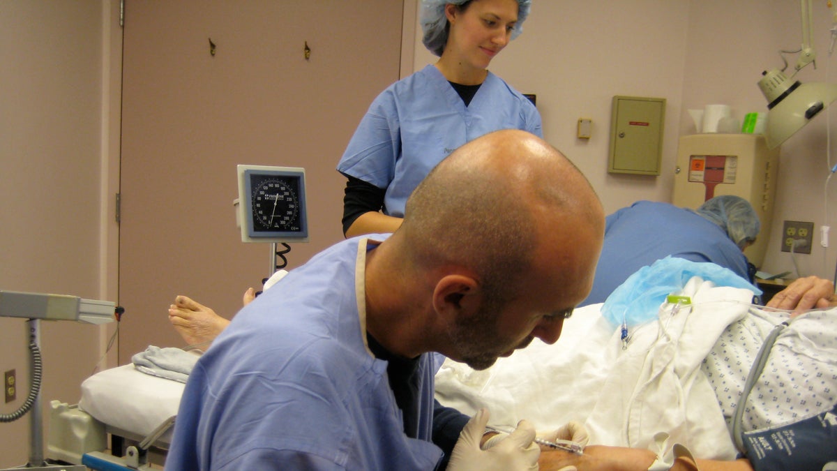  Pennsylvania hospital anesthesiology team (or anesthesiologist) readies a patient for general anesthesia. (Maiken Scott/WHYY) 