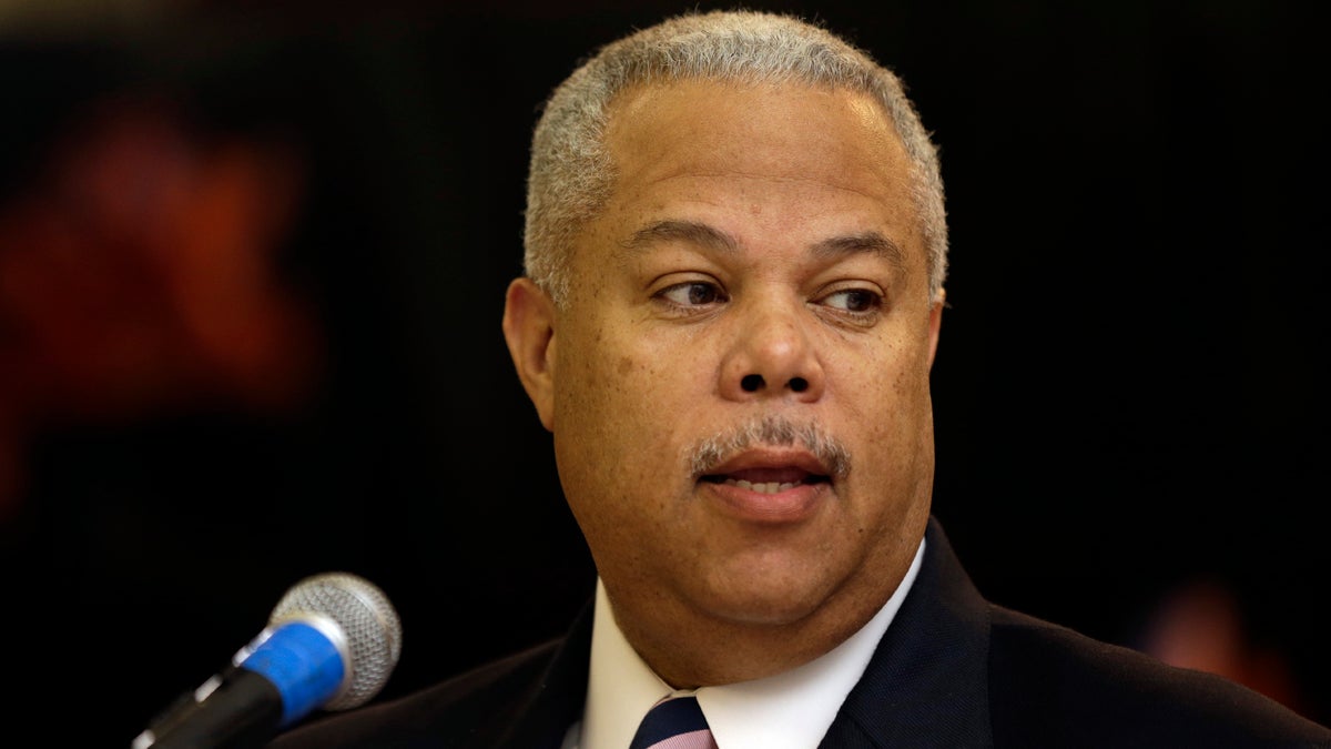  Philadelphia mayoral candidate  Anthony Williams lays out his plan for funding schools in Philadelphia. (Emma Lee/WHYY) 