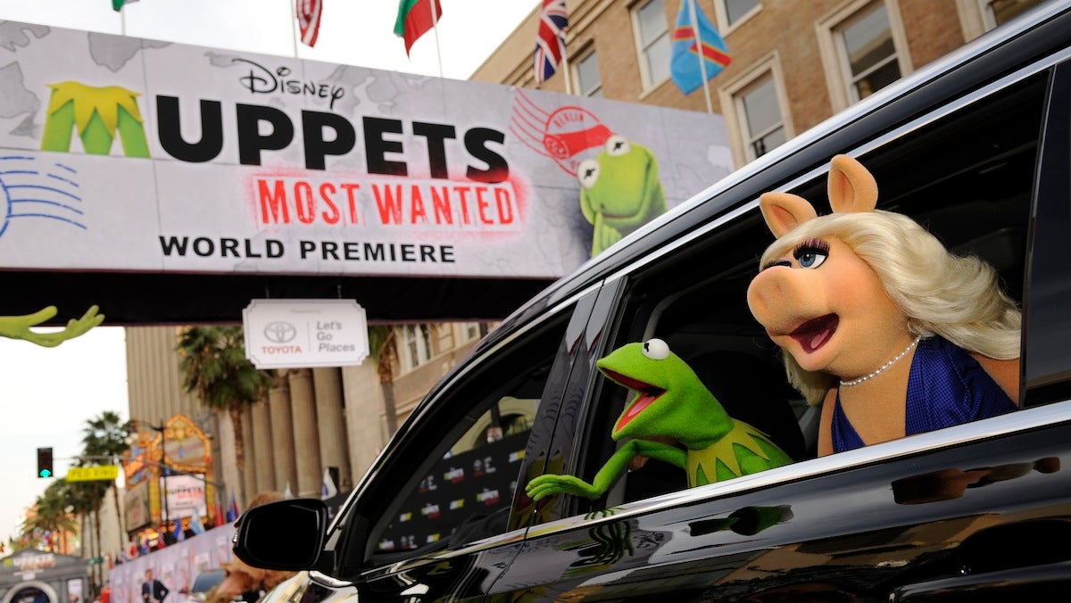  Kermit the Frog and Miss Piggy wave to the crowd as they arrive on the red carpet at the premiere of the film on Tuesday, March 11, 2014, in Los Angeles. (Photo by Chris Pizzello/Invision/AP) 
