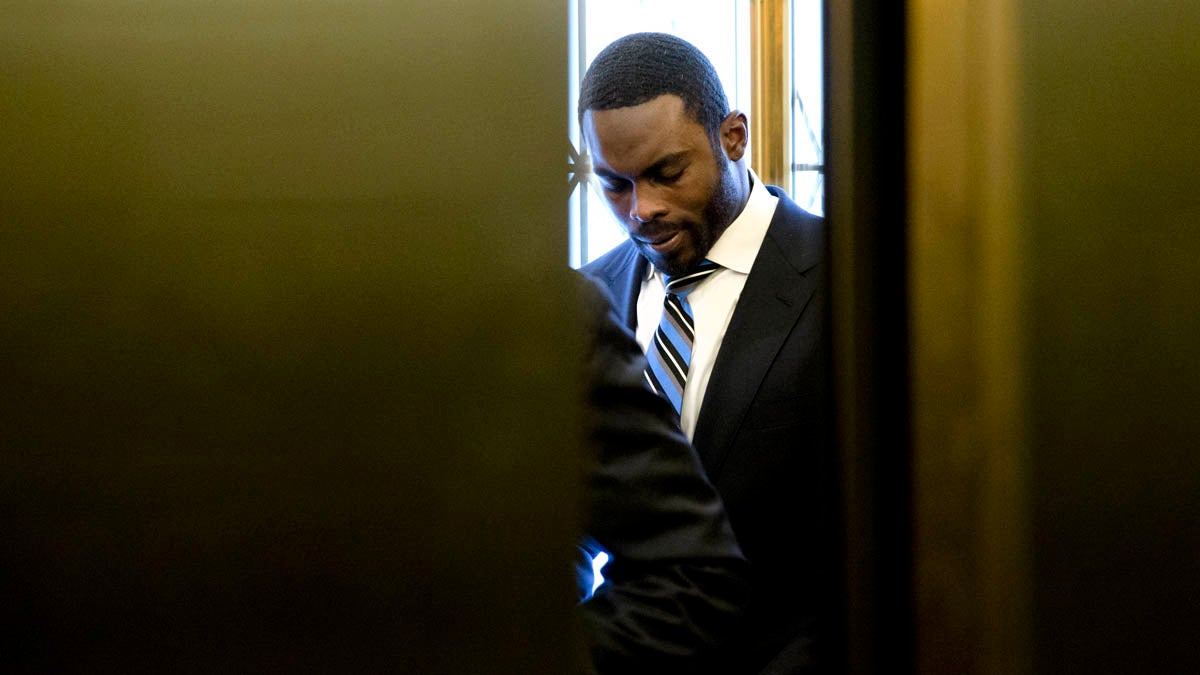  Elevator doors close after Pittsburgh Steelers quarterback Michael Vick arrives at the Pennsylvania Capitol Tuesday in Harrisburg. Vick is lobbying state legislators on a bill that would help protect pets left in hot cars. Vick was a star quarterback for the NFL's Atlanta Falcons when he pleaded guilty in 2007 to being part of a dogfighting ring and ended up serving 21 months in prison. (AP Photo/Matt Rourke) 