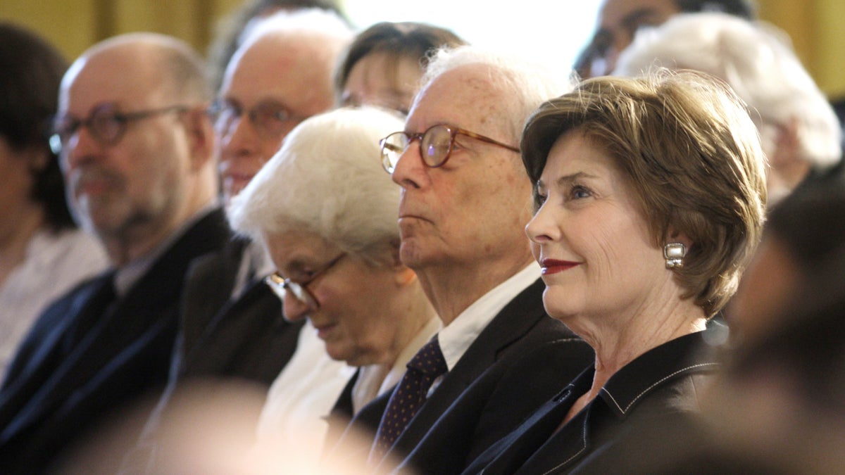  Denise Scott Brown (center), and Robert Venturi (second from right), are seated next to First lady Laura Bush, during a 2007 National Design Awards ceremony (Ron Edmonds/AP Photo) 