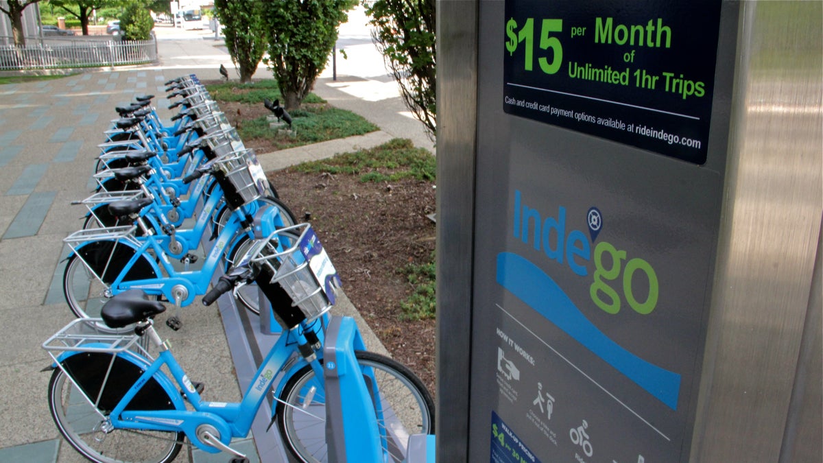  A bike-share station at Race and Sixth streets in Philadelphia offers rentals at $4 per hour or $15 per month for unlimited trips.  (Emma Lee/WHYY) 