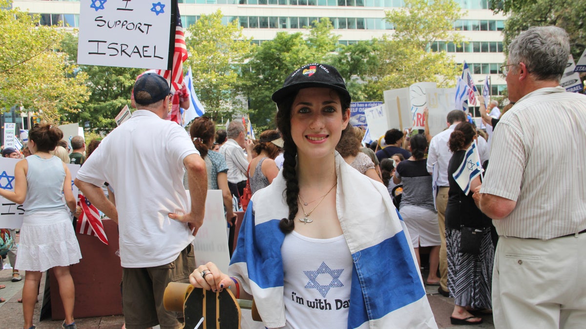  Michal Furman of Bala Cynwyd, who returned from her birthright trip to Israel on July 15, attends a rally in support of Israel in Love Park. (Emma Lee/WHYY) 