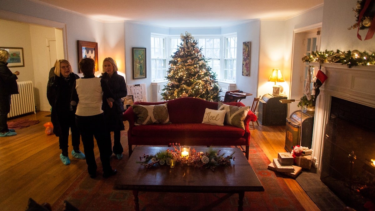 The living room in the Earle Residence on Lincoln Drive in Chestnut Hill. (Brad Larrison/for NewsWorks)