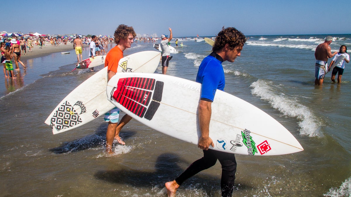 Competitors in the Mens18-24 division finals head out to the water. (Brad Larrison/for NewsWorks)