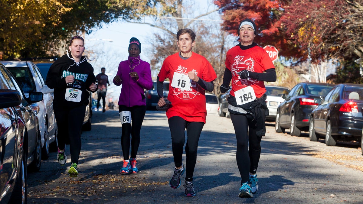 Partcipants in the Turkey Trot 5k in the final leg of the race. (Brad Larrison/for NewsWorks)