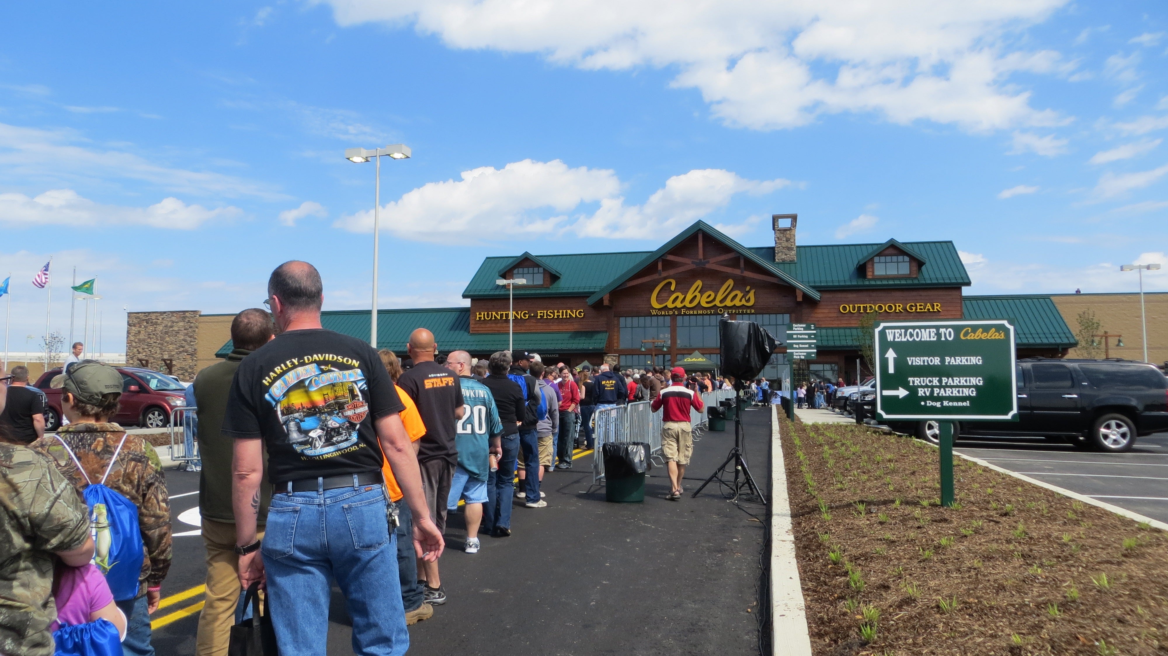  Shoppers line up for the grand opening of Cabela's new Delaware store.(Mark Eichmann/WHYY) 