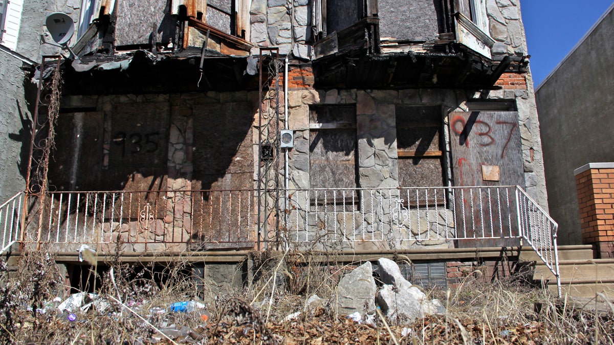  Decrepit row houses on Vine Street in Camden await demolition. (Emma Lee/WHYY) 