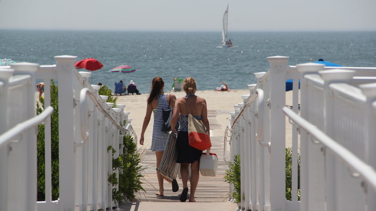 Vacationers take to the beach at Cape May. (Emma Lee/WHYY)