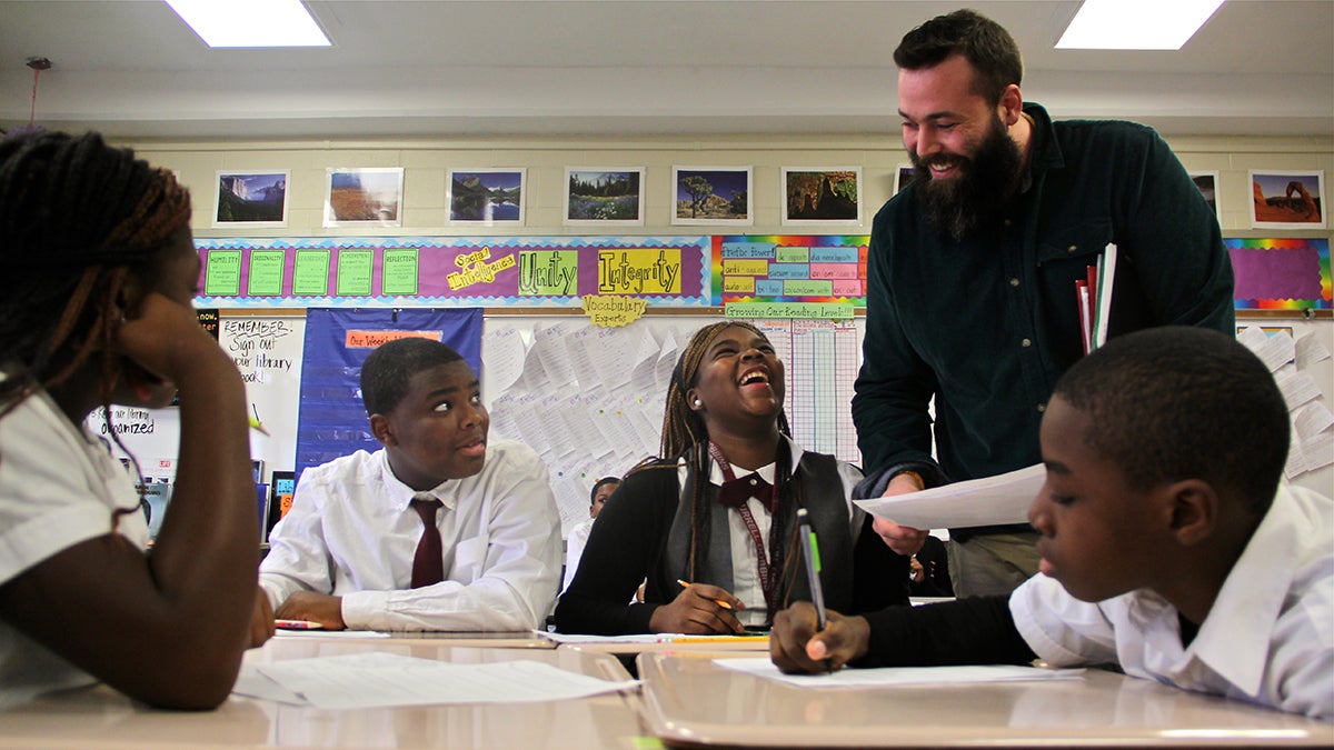 Teacher Andrew Brooking works with students at Blaine Elementary School. (Emma Lee/WHYY) 