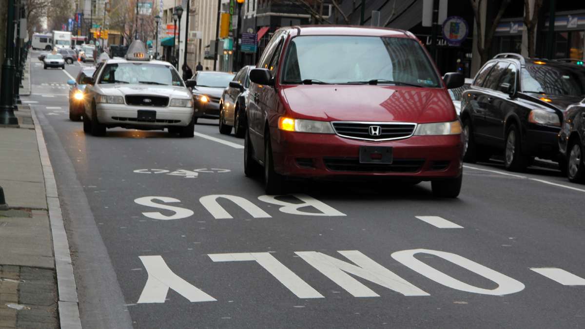  The bus and bike only lane on Chestnut Street is widely ignored. (Emma Lee/for NewsWorks) 