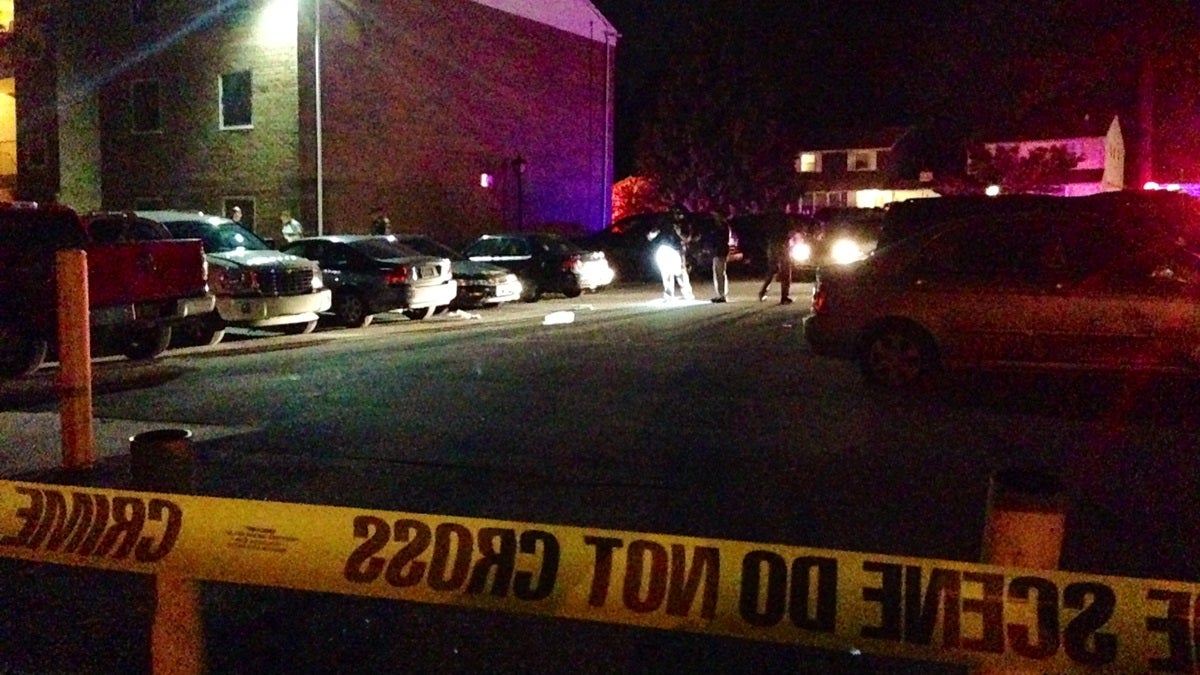  Police looking for evidence after a shooting at the Fieldcrest Apartments in Claymont. (John Jankowski/for NewsWorks) 