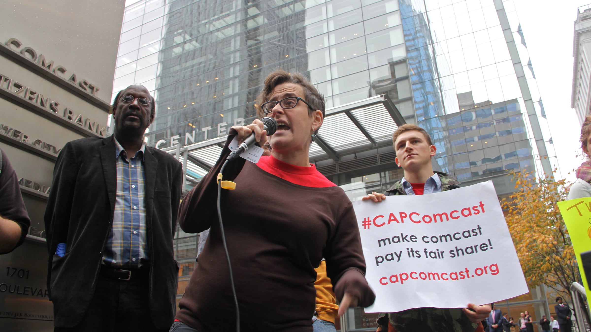  Hannah Sassaman of CAP Comcast leads a rally outside Comcast's Center City headquarters. (Emma Lee/WHYY) 