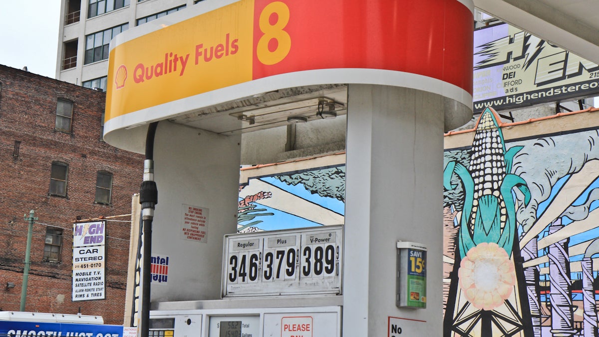  A Shell station at 12th and Vine streets in Philadelphia offers gasoline mixed with corn-based ethanol and features a mural paying homage to corn. (Kim Paynter/NewsWorks Photo) 