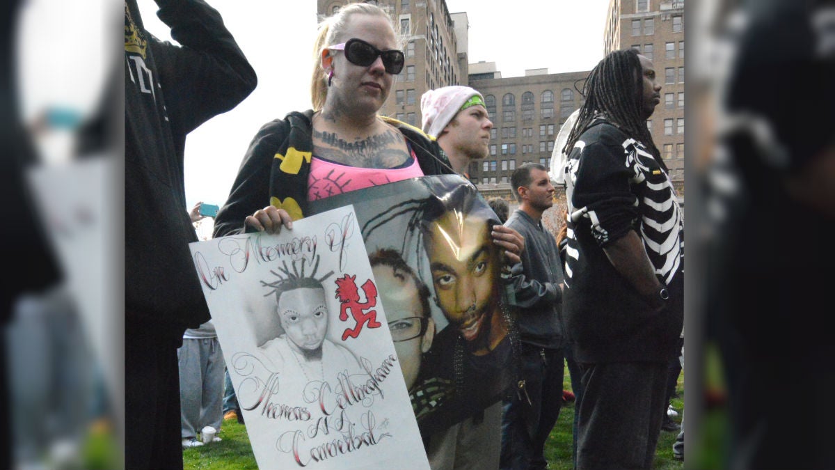  A crowd gathered to remember Thomas Cottingham as a park bench was dedicated in his honor in Rodney Square. (John Jankowski/for NewsWorks) 