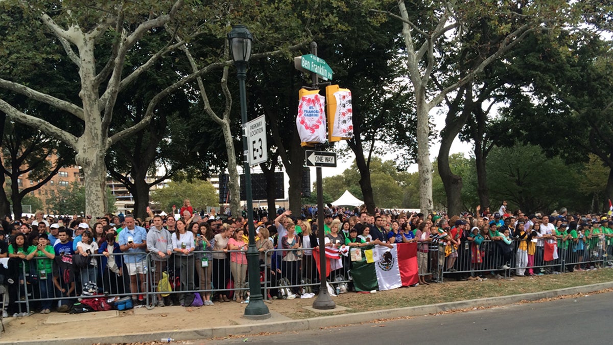  A crowd waits for Pope Francis on the Ben Franklin Parkway (Kimberly Paynter/WHYY) 