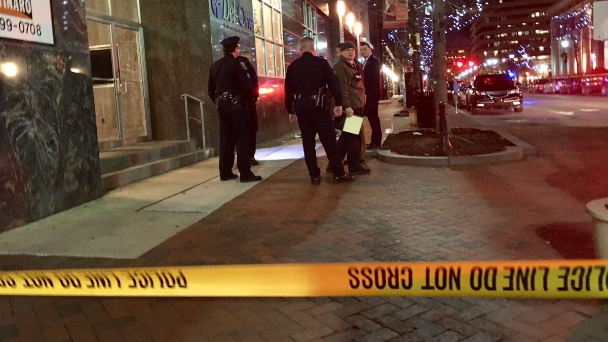 Wilmington Police investigate a homicide at the intersection of 9th and Market streets in downtown Wilmington Wednesday night. (John Jankowski/for NewsWorks)