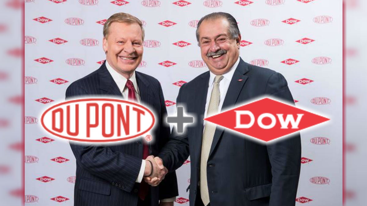  DuPont CEO Ed Breen shakes had with Dow Chemical CEO Andrew Liveris after announcing their  companies' merger into DowDuPont. (photo courtesy DuPont) 