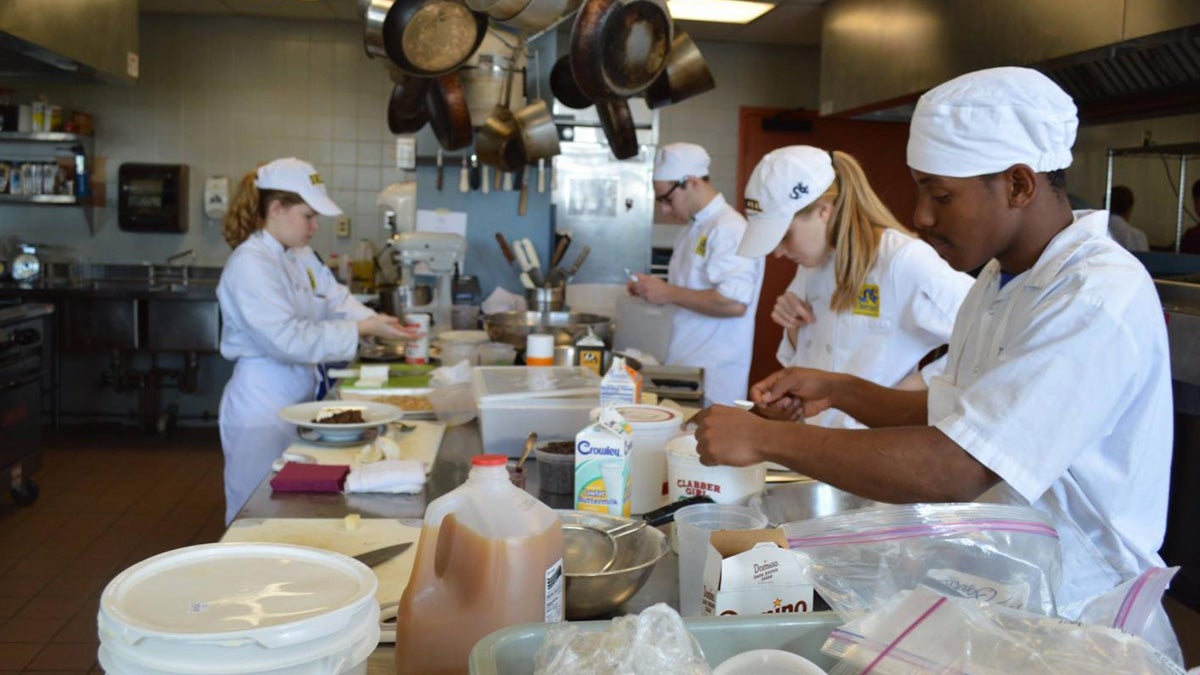  Students transform bruised and misshapen fruits and vegetables into cobblers, shakes and other products in the Drexel Food Lab. (Courtesy of Drexel University)  