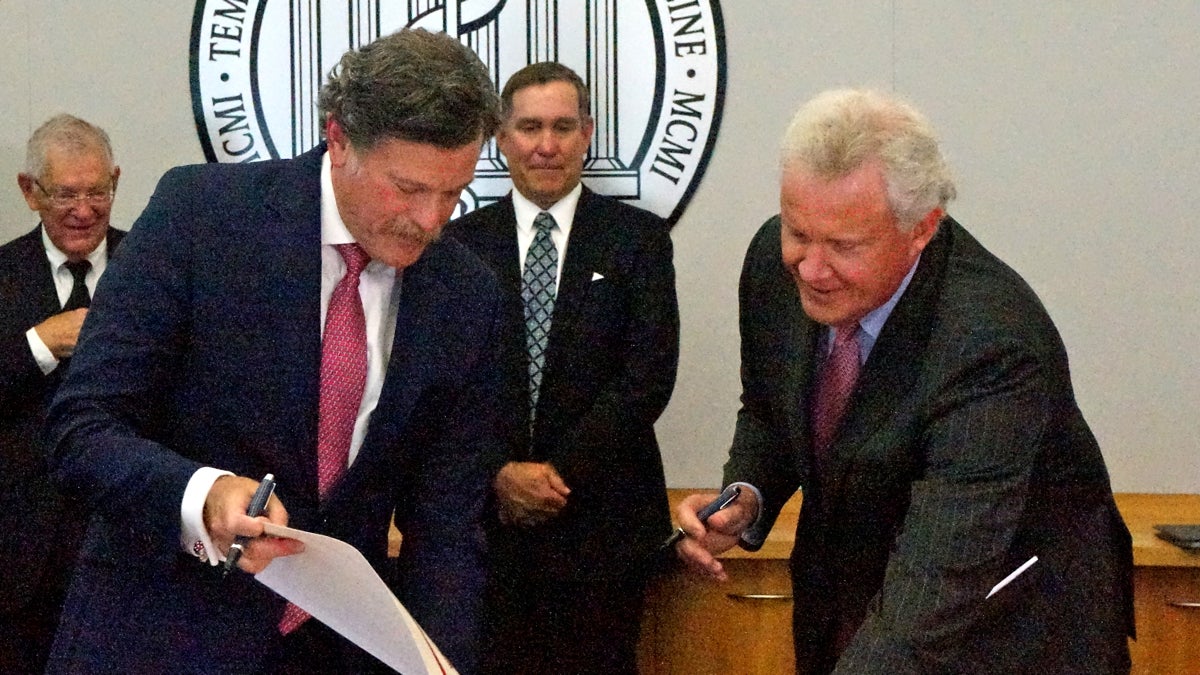  Larry Kaiser, president and CEO of Temple University Health System, left, and Jeffrey Immelt, GE chairman and CEO, sign papers finalizing the agreement.(Jessica McDonald/WHYY)  