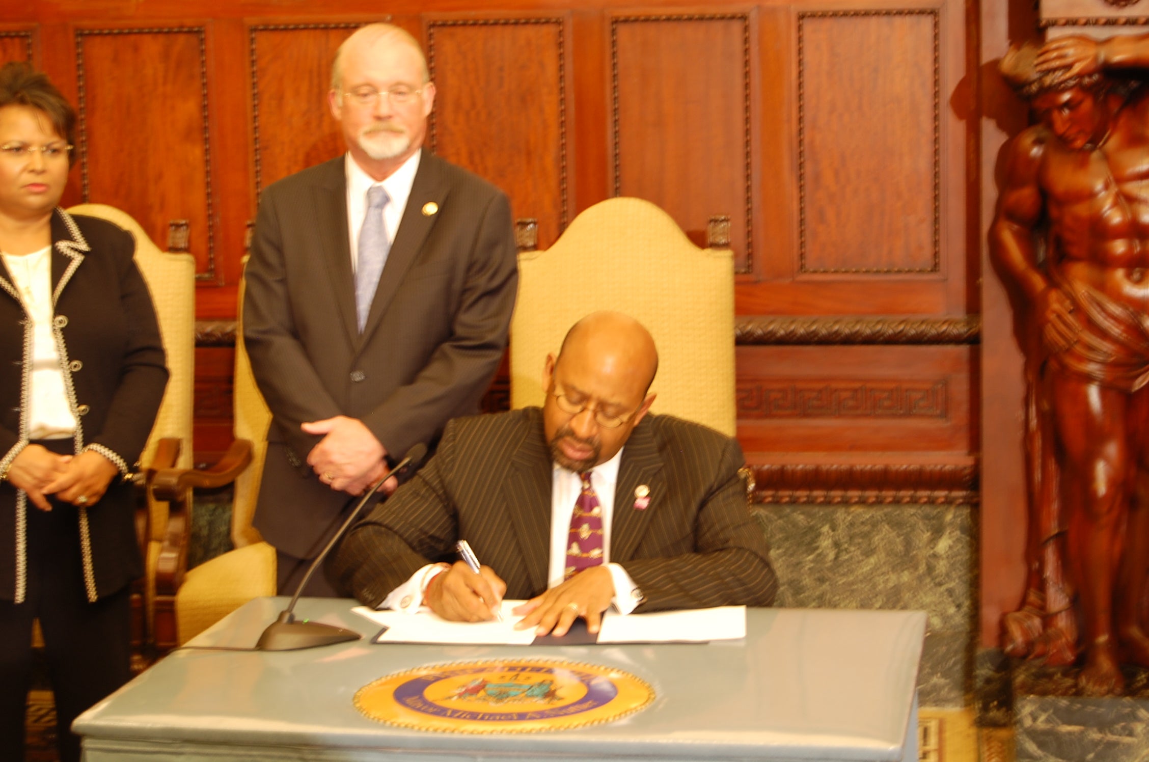  Philadelphia Mayor Michael Nutter signs sick leave bill as Councilman Greenlee stands by (Tom MacDonald/WHYY) 