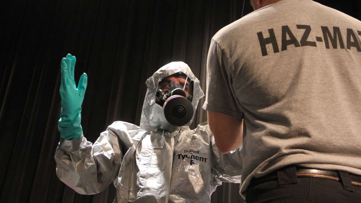  New Jersey first responders train for potential contact with ebola patients. (Emma Lee/ WHYY) 
