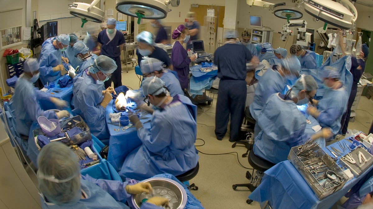  A team of surgeons work on multiple transplants at the University of Pittsburgh Medical Center, in Pittsburgh, Pa. (AP Photo/University of Pittsburgh Medical Center,John McCaulley) 