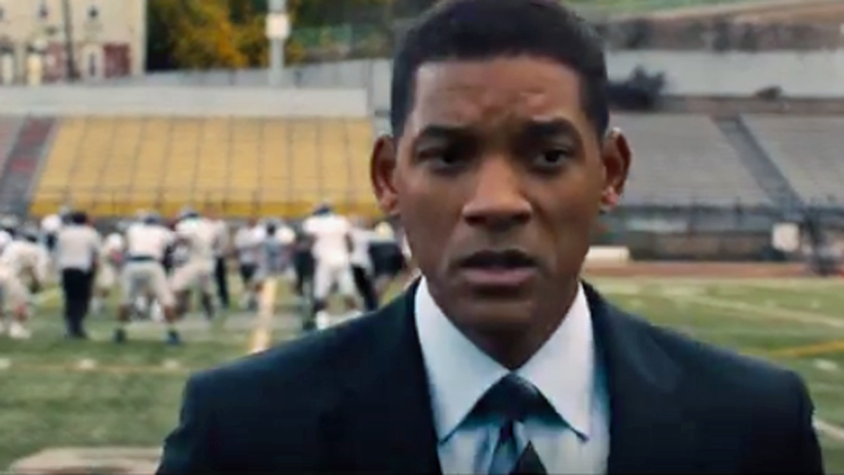  A scene from the 'Concussion' movie trailer, starring Will Smith portraying physician Bennet Omalu (Image via Youtube/Concussion) 