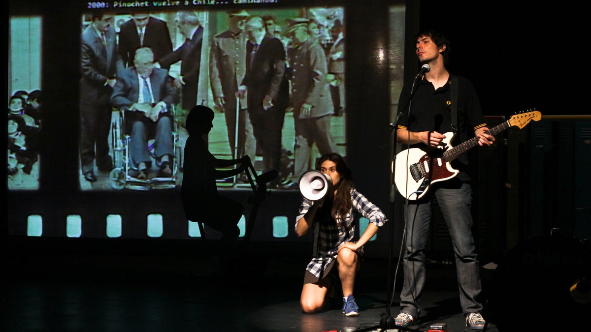  Fernanda González (left) and Alejandro Gómez on stage during a performance of 'El año en que nací' ('The year I was born'). (David Alarcón) 