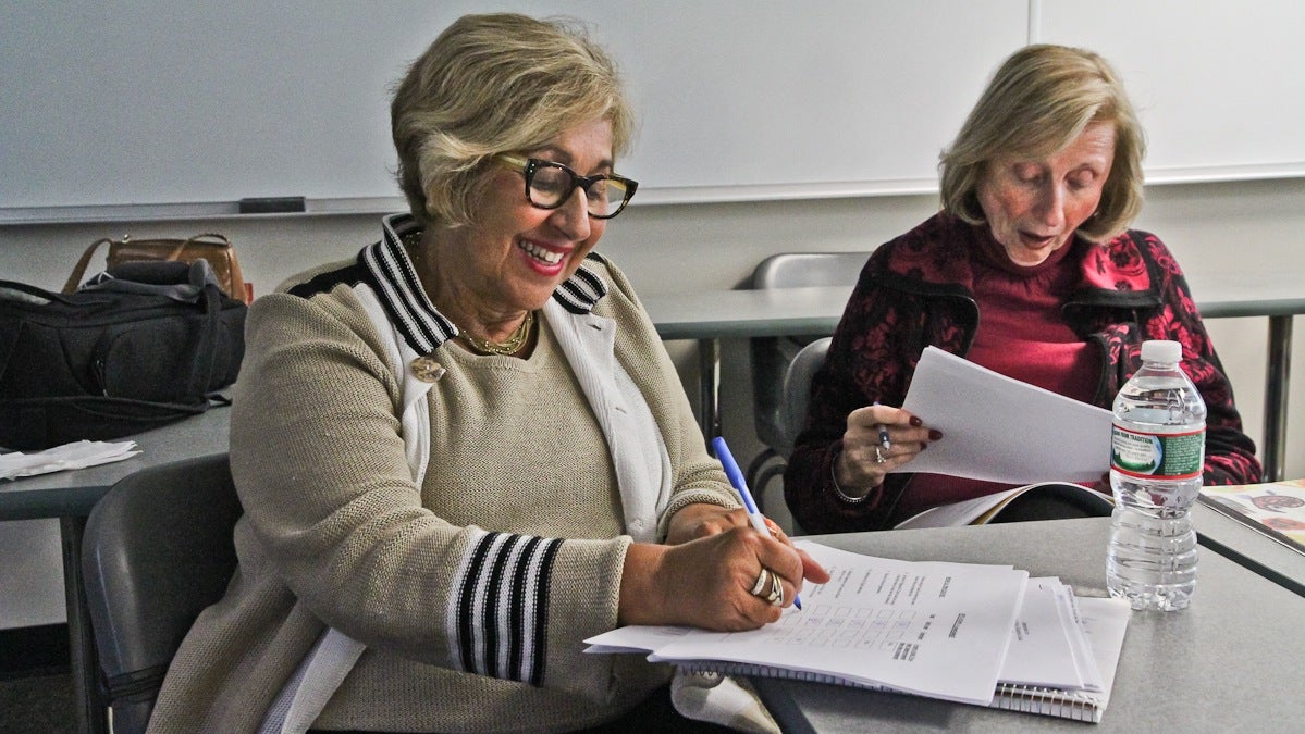  Barbara Greenspan Shaiman fills out a survey of what she would for herself should she be unable to direct her medical care. (Kimberly Paynter/WHYY) 