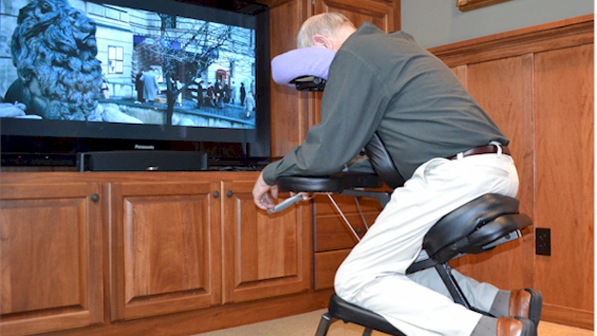A vitrectomy recovery chair is like a souped-massage chair with a mirror to allow television watching.
(Photo courtesy of VitrectomyRecovery.org)