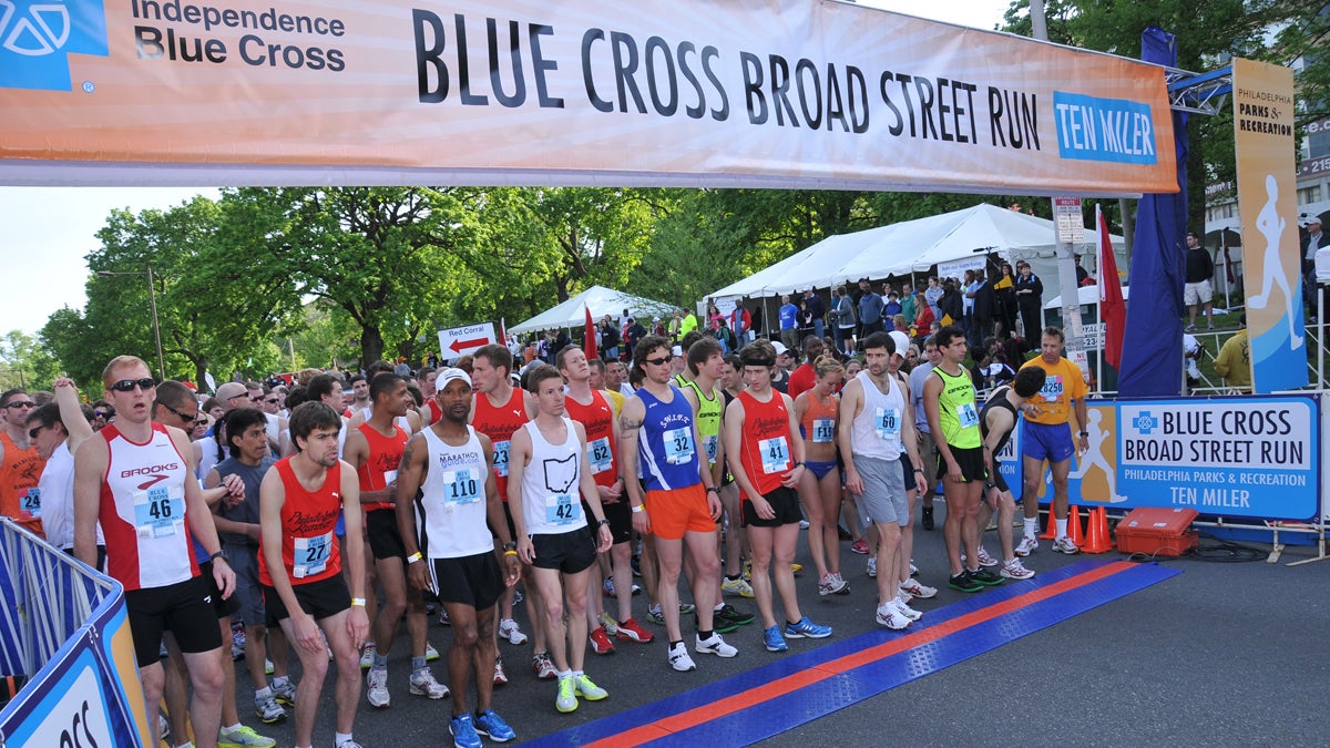  Runners at the starting line (Image via IBX Broad Street Run Flicker at https://flic.kr/p/9DN31A) 