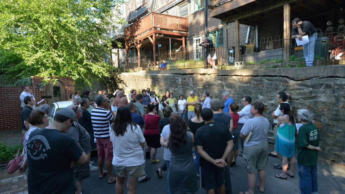 More than 50 residents attended the meeting in the alleyway on Tuesday evening. (Bas Slabbers/for NewsWorks) 