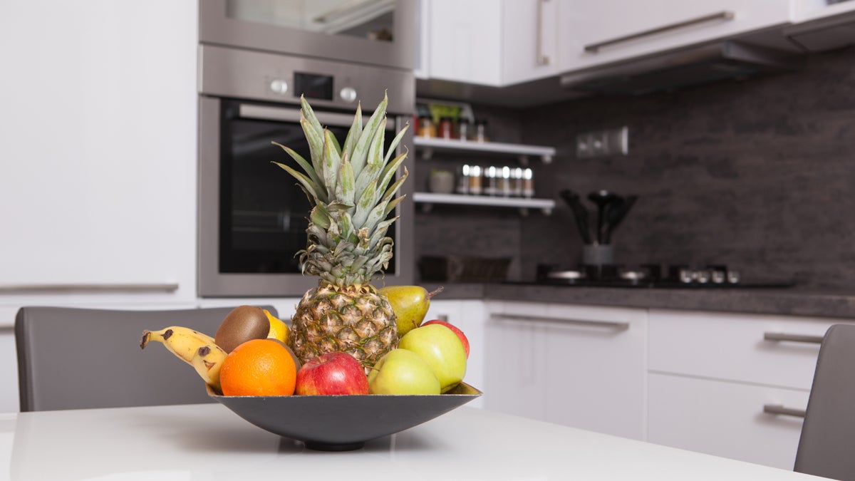 A clean kitchen that features fruit prominently is a winning combo for those looking to improve their health and weight. (Shutterstock Image)
