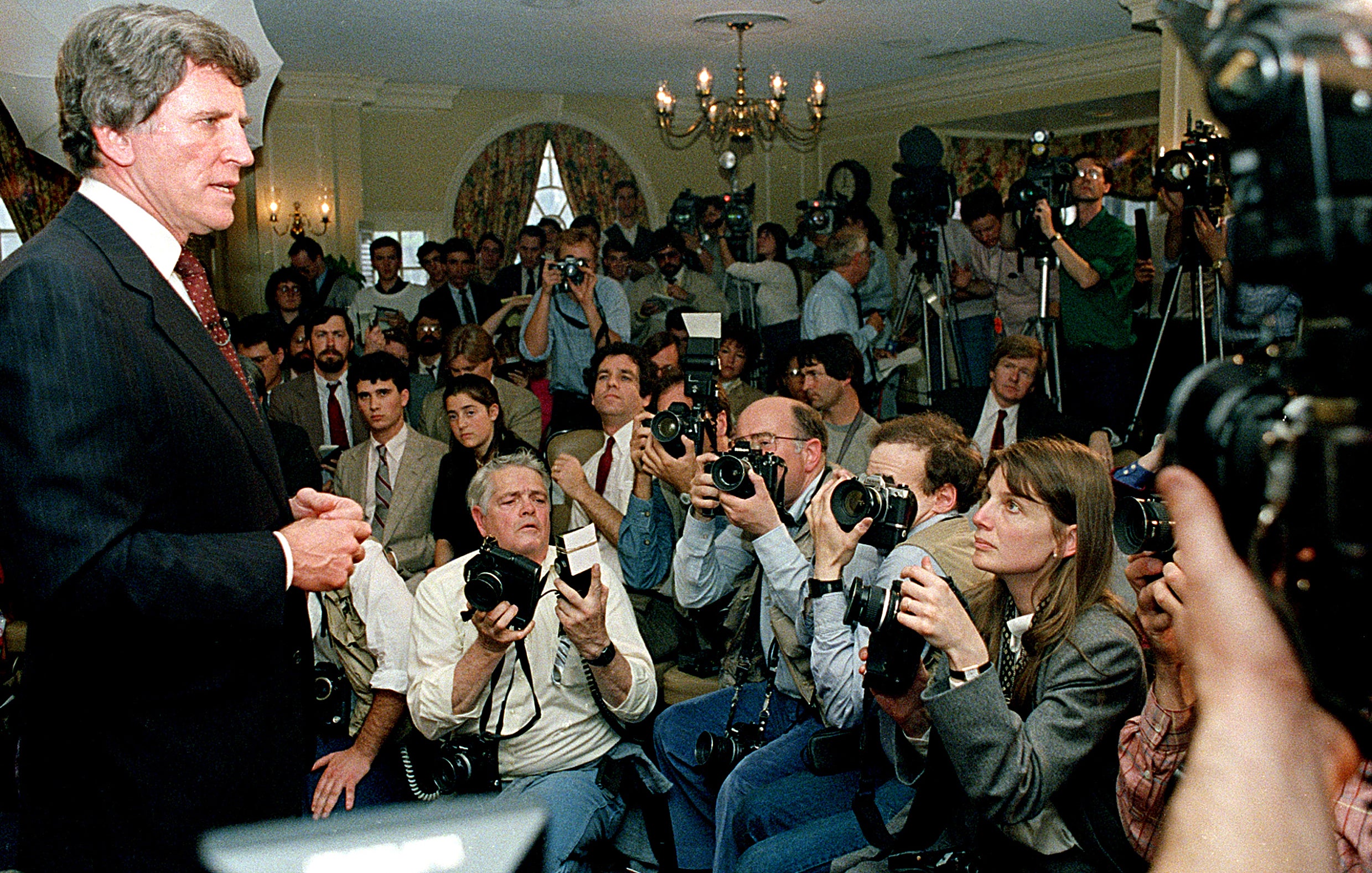  Presidential candidate Gary Hart faces questions about his relationship with Donna Rice in 1987. (AP photo/Jim Cole) 