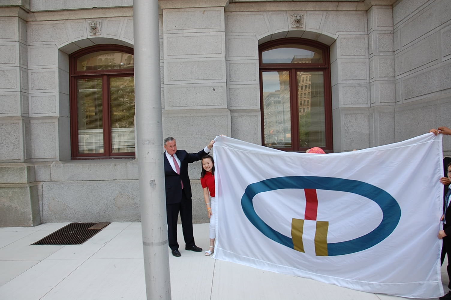 Mayor Jim Kenney and Children prepare World Heritage Flag for raising at Philadelphia City Hall.(Tom MacDonald Newsworks)