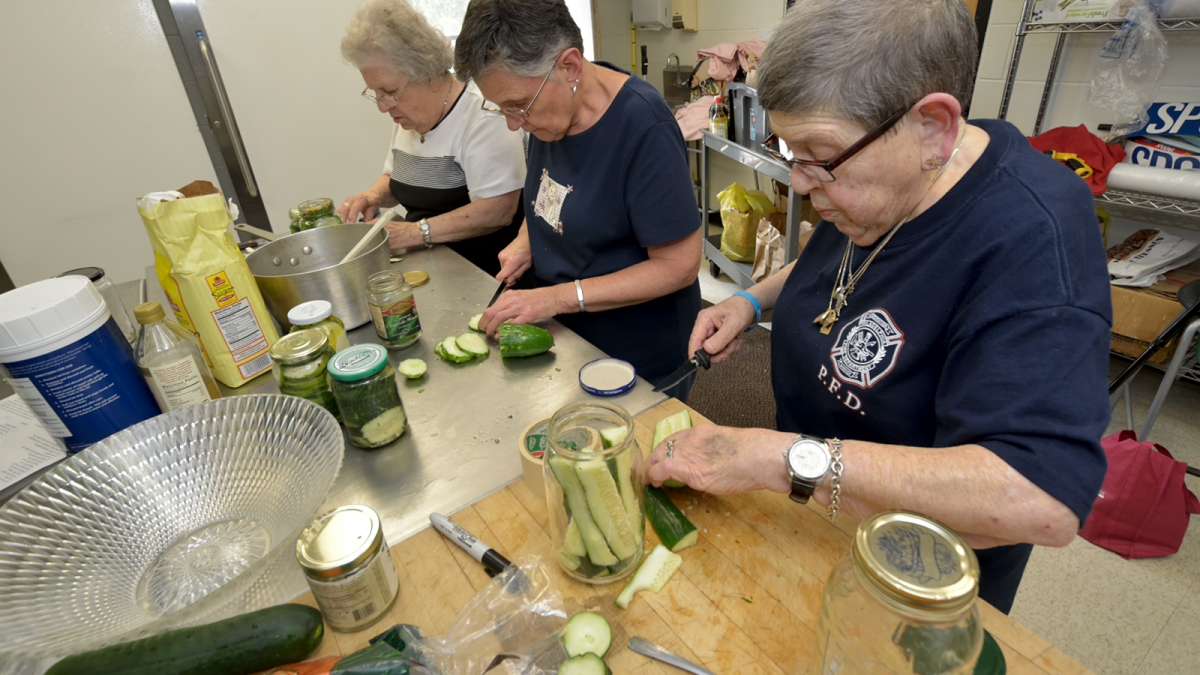  Emilia Weksel, Velma Supperer and Janet Stechman prepare pickle jars at the Salvation Army Roxborough Corps Community Center. (Bas Slabbers/for NewsWorks) 