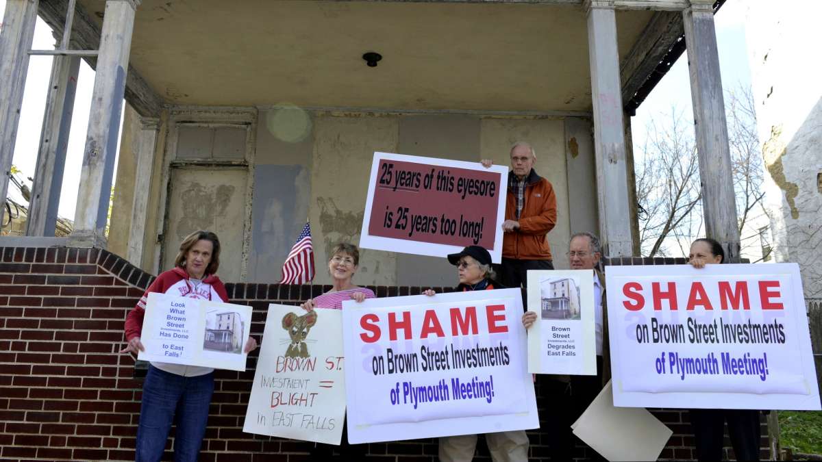  East Falls residents protest outside of a blighted property on Conrad Street. (Bas Slabbers/for NewsWorks) 
